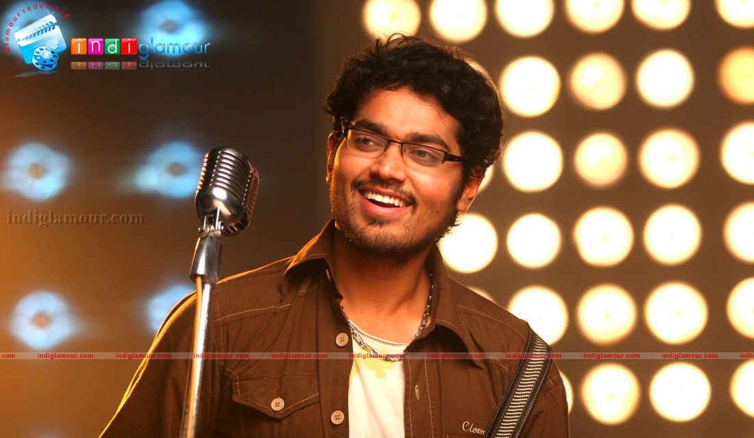 Ninaithale Inikkum Movie hd photo